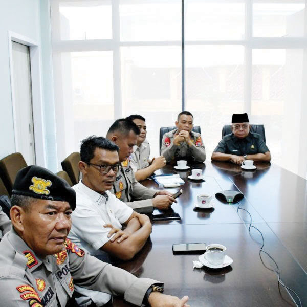 Karhutla Ancam Sumbar, Sekda Agam Ikuti Rapat Nasional Penanggulangan Bencana 1 RAPAT MONITORING— Sekda Agam, Edi Busti dampingi Kapolres Agam AKBP Muari, dalam rapat monitoring penanganan kebakaran hutan dan lahan (Karhutla) secara virtual, di ruang rapat Kantor Bupati Agam, Senin (28/7).