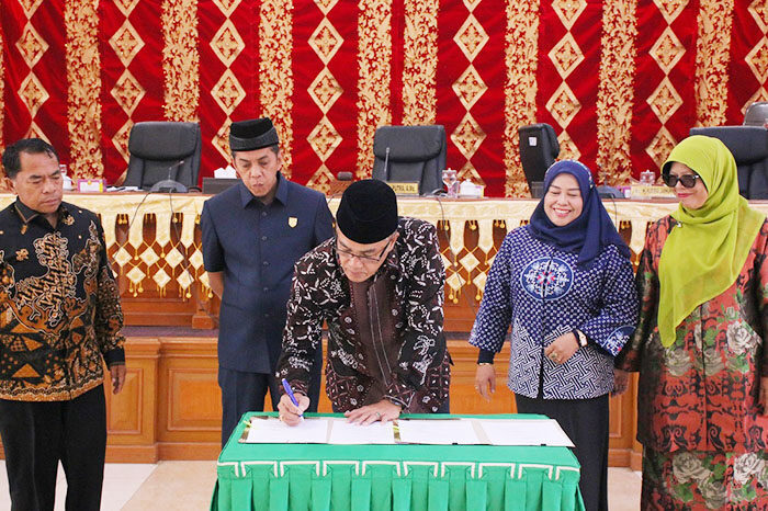 Pendapatan Daerah Kota Payakumbuh Alami Kenaikan di Perubahan 1 NOTA KESEPAKATAN— Sekda Kota Payakumbuh Rida Ananda saat menandatangani Nota Kesepakatan Rancangan Perubahan KUA-PPAS APBD Tahun Anggaran 2025, dalam rapat paripurna yang digelar di ruang sidang DPRD, Sabtu (19/7).