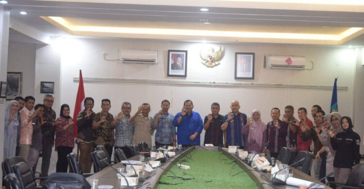 Pemko Sawahlunto dan Bappeda Sumbar Bahas Usulan Integrasi Geopark Menuju UGGp 1 Sekretaris Daerah Kota Sawahlunto Rovanly Abdams memimpin rapat koordinasi bersama Kepala Bappeda Provinsi Sumatera Barat Medi Iswandi di Balaikota Sawahlunto