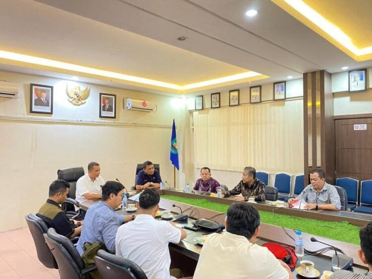 REAKTIVASI KERETA WISATA— Sekretaris Daerah Kota Sawahlunto, Rovanly Abdams, menerima kunjungan Manager Partnership dan Participation 
PT Kereta Api Indonesia (PT KAI) beserta jajaran di Balaikota Sawahlunto. Perrtemuan ini difokuskan pada pengkajian ulang skema kerja sama antara Pemerintah Kota Sawahlunto dan PT KAI, khususnya terkait operasional Kereta Api Wisata Lokomotif Uap E1060 ”Mak Itam”.