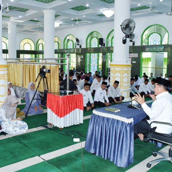 Semarak Tahun Baru Hijriah, Bupati Ajak ASN jadikan Momentum Introspeksi dan Peningkatan Kinerja 1 SEMARAK TAHUN BARU ISLAM— Dalam rangka menyemarakkan Tahun Baru Islam 1447 Hijriah, Pemkab gelar wirid rutin Korpri sekaligus Tabligh Akbar, di Masjid Agung Nurul Falah, Padang Baru, Lubuk Basung, Jumat (4/7).