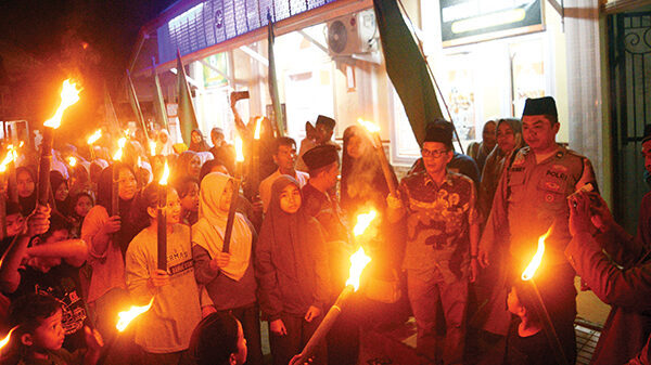 Dilepas Anggota DPRD Padang Yosrizal Effendi, Pawai Obor Mushalla Al Firdaus Meriah 1 PAWAI OBOR— Anggota DPRD Kota Padang Ir. Yosrizal Effendi, melepas peserta pawai obor menyambut Tahun Baru Islam, yang diselenggarakan warga Mushalla Al Firdaus, Sabtu malam (5/6), di RW 09 Kelurahan Gunung Pangilun, Kecamatan Padang Utara.