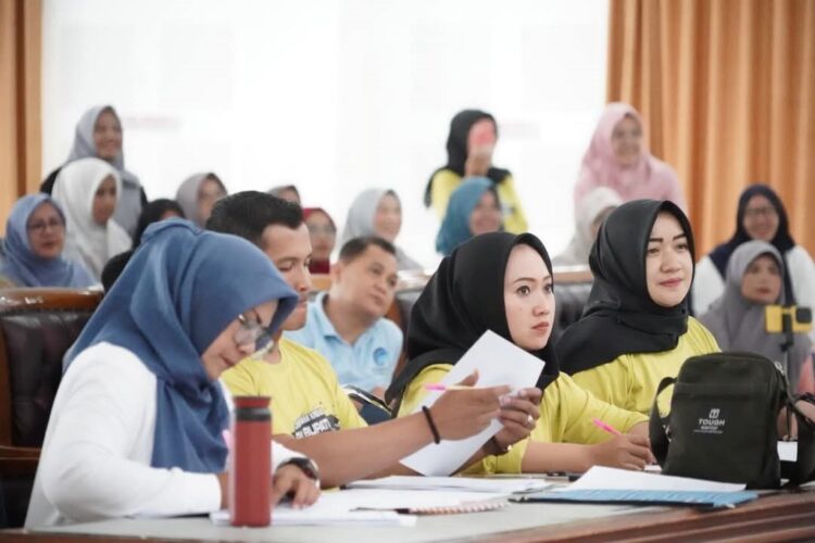 72 Grup Meriahkan Lomba Senam Kreasi Piala Bupati Tanah Datar 2025 1 DEWAN JURI— Dewan juri sedang memberikan penilaian pada peserta lomba Senam Kreasi yang memperebutkan Piala Bupati Tahun 2025. Lomba ini berlangsung selama dua hari, 11 dan 12 Juli, di Gedung Maharajo Dirajo Batusangkar.