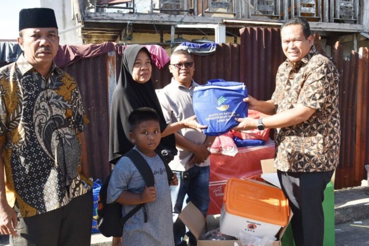 Serahkan Bantuan untuk Korban Kebakaran di Desa Naras I