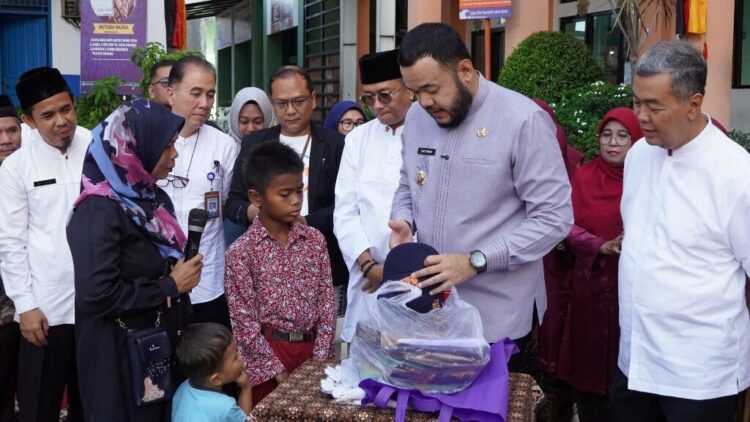 Kemenag Padang Apresiasi Progul Padang Juara, Siswa Madrasah Ikut Terima LKS dan Seragam Sekolah Gratis 1 SERAGAM SEKOLAH GRATIS— Wali Kota Padang Fadly Amran, menyerahkan seragam sekolah gratis saat kegiatan penyerahan kartu Padang Juara, serta seragam sekolah gratis, Senin (16/7) lalu.