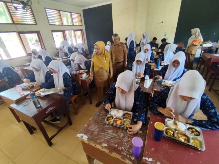 Siswa Penerima MBG Tahun Ajaran Baru Bertambah 1 PROGRAM MBG— Jumlah peserta didik penerima Manfaat Makan Bergizi Gratis (MBG) yang merupakan program Pemerintah Pusat bertambah, khususnya di Kecamatan Payakumbuh Timur.