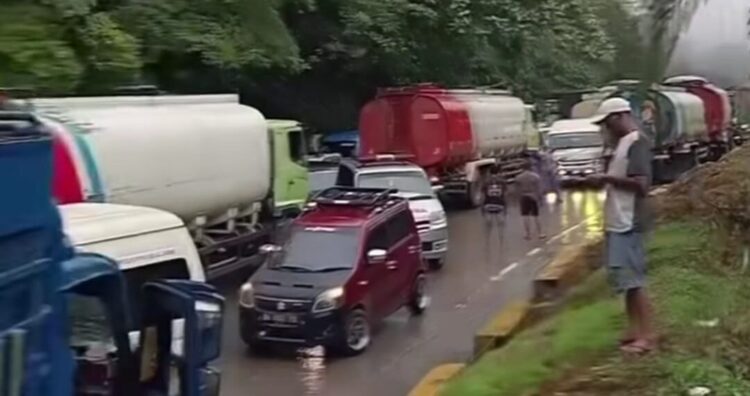 Sitinjau Lauik Macet Parah Gegara Truk Tabrakan 1 MACET— Kondisi kemacetan di kawasan Sitinjau Lauik gegara tabrakan dua truk.