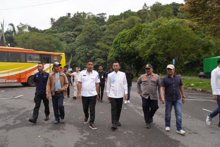 Wagub Sumbar dan Wawako Padangpanjang Tinjau Terminal Busur, Soroti Jalan Rusak dan Rencana Hidupkan Kembali Arena Balap 1 TINJAU TERMINAL BUSR— Wakil Wali Kota Padang Panjang Allex Saputra mendampingi Wakil Gubernur Sumbar, Vasko Ruseimy, saat mengunjungi Terminal Bukit Surungan (Busur), Jumat (4/7) lalu.