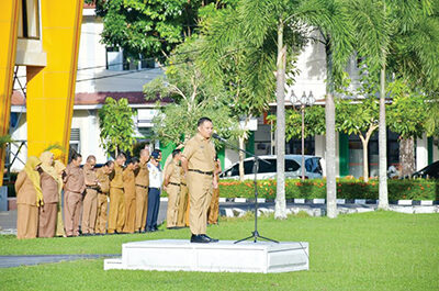 Staf Ahli Fauzi Pimpin Apel Gabungan, Ungkap Duka Ibunda Ketua TP-PKK Agam Berpulang di Tanjung Enim 1 APEL GABUNGAN— Bupati Agam diwakili Staf Ahli Bupati Bidang Hukum, Politik, dan Pemerintahan, Fauzi S, S.STP, MA, memimpin apel gabungan jajaran Pemerintah Kabupaten Agam di Halaman Kantor Bupati Agam, Senin (7/7).
