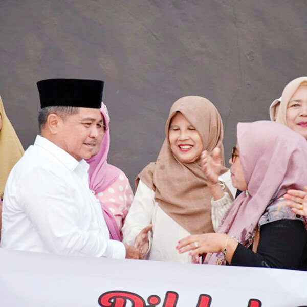 Surau Ka’bah Inyik Tuah Jadi Destinasi Rihlah Ibadah Jemaah Majelis Taklim Darul Hikmah Padang 1 MAJELIS TAKLIM— Sekitar seratusan jemaah Majelis Taklim
Masjid Darul Hikmah Lubuk Begalung, Kota Padang, memadati Surau Ka’bah Inyik Tuah di Nagari Panampuang, Kecamatan Ampek
Angkek, Kabupaten Agam, Kamis (3/7).