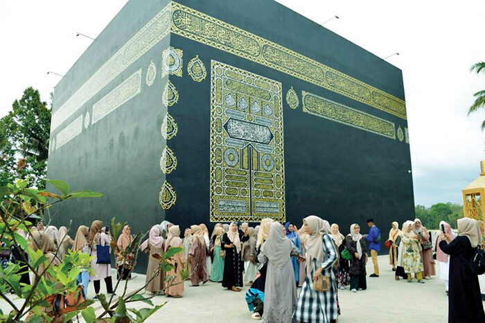 Surau Ka’bah jadi Sentra Kegiatan Sosial dan Keagamaan, Syatria: Semua Berdasarkan Undangan dan Inisiatif Masyarakat 1 SURAU KA’BAH— Surau Ka’bah di Nagari Panampuang, Kecamatan Ampek Angkek,
saat ini banyak menjadi sentral kegiatan yang digelar oleh berbagai lembaga sosial kemasyarakatan, lembaga dakwah dan LSM dan dunia usaha yang
bergerak dalam kegiatan ibadah.
