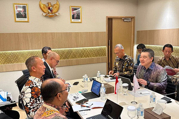 Toyota, Suzuki, dan Daihatsu Komitmen Tak Naikkan Harga Jual Mobil, Janji Tidak Melakukan PHK di Indonesia 1 BERBINCANG—Menteri Perindustrian Agus Gumiwang Kartasasmita berbincang dengan perwakilan Toyota, Daihatsu, dan Suzuki di Osaka, Jepang.