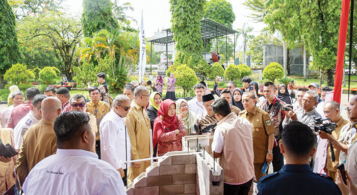 Dorong Literasi dan Pelestarian Lingkungan, PT Semen Padang Bangun Taman Digital Ecobrick di Museum Adityawarman 1 RESMIKAN TAMAN DIGITAL ECOBRICK— Direktur Keuangan & Umum PT Semen Padang Oktoweri bersama Sekretaris Daerah Sumbar Arry Yuswandi, saat meresmikan Taman Digital Ecobrick di kompleks Museum Adityawarman, Senin (21/7). Taman ini dibangun menggunakan Semen Padang Interlockbrick (Sepablock).