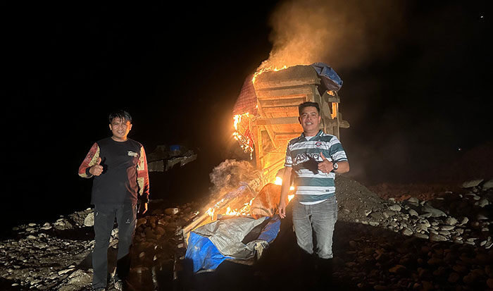 2 Lokasi Tambang Ilegal di Kecamatan Sangir Batanghari Ditindak, Peralatan dan Pondok Pekerja Dibakar 1 DIBAKAR— Polisi membakar alat menambang emas di Kecamatan Sangir Batanghari, Kabupaten Solok Selatan.