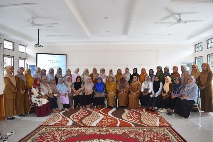 PELATIHAN KADER— Kepala Dinas Kesehatan Kota Solok, Elvi Rosanti bersama para kader Posyandu usai kegiatan pelatihan dan 
keterampilan pemberian makanan bayi dan anak (PMBA) yang benar.