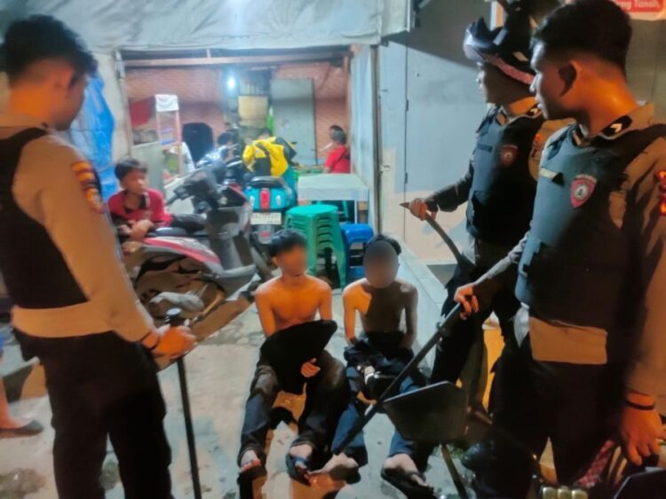 Bawa Sajam, 2 Pelaku Tawuran Ditangkap 1 TAWURAN— Dua remaja yang kedapatan membawa sajam diamankan tim gabungan yang melaskanakan patroli KYRD di Padang.