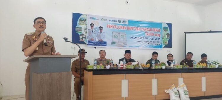 Pada 37.300 KPM Tersebar di 15 Kecamatan, Tekan Inflasi, Pemkab Pessel Salurkan 651 Ton Beras 1 SAMBUTAN—Bupati Pesisir Selatan Hendrajoni memberikan sambutan saat kegiatan pembagian bantuan cadangan beras.