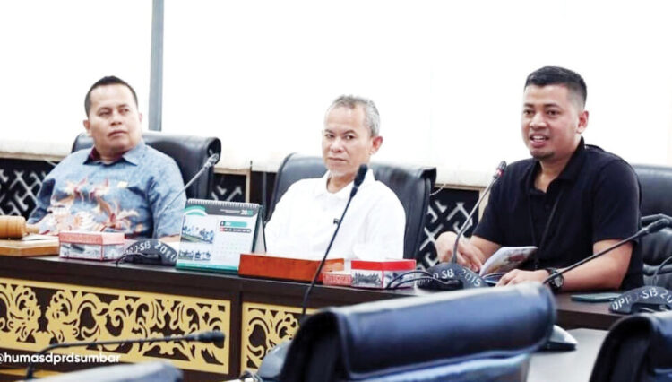 DPRD Sumbar Terima Kunjungan Kerja DPRD Dharmasraya, Zardi Syahrir: Momentum Strategis Perkuat Sinergi Kelembagaan 1 DISKUSI—Kabag Persidangan dan Perundang-Undangan Sekretariat DPRD Sumbar, Zardi Syahrir didampingi Kepala Subbagian Humas, Protokol, dan Publikasi, Dahrul Idris saat saat berdiskusi dengan Komisi Gabungan DPRD Kabupaten Dharmasraya, Rabu (9/7).