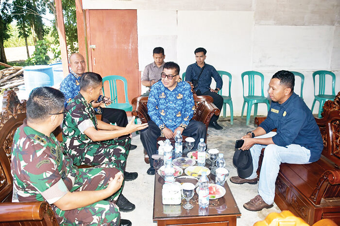 Tinjau Lokasi Pembangunan Yonif Tempur 901, Pemkab Agam Sambut Tim Kemhan RI 1 KUNJUNGAN— Asisten I Setda Agam, Rahman, S.IP menyambut kunjungan Tim Puskon Baranahan Kemhan RI dalam
rangka survei lokasi rencana pembangunan Yonif TP 901 Agam, Kamis (17/7).