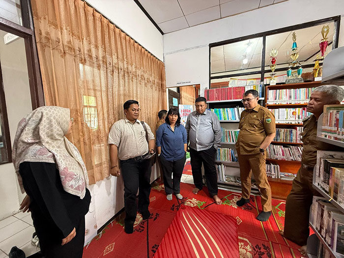 Terbaik Tingkat Kota Padang Panjang, Tim Penilai Provinsi Kunjungi Perpustakaan Kelurahan Silaing Atas 1 KUNJUNGI PERPUSTAKAAN— Tim dipimpin Muhammad Fadli bersama Yona Primadesi dan Syah Rahmat, saat mengunjungi Perpustakaan Kelurahan Silaing Atas.