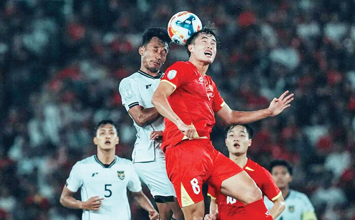 Garuda Muda Tumbang di Final!, Vietnam Gagalkan Mimpi Indonesia Juara Piala AFF U-23 2025 1 DUEL UDARA— Duel udara pemain timnas Indonesia U-23 dengan pemain timnas Vietnam U-23 pada laga final Piala AFF U-23 2025 yang berlangsung, Selasa (29/7) malam di SUGBK.