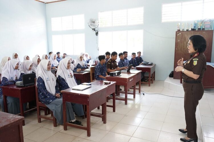 Kajati Sumbar Kunjungi Pessel, Turun Langsung Sampaikan Materi “Jaksa Mengajar” 1 JAKSA MENGAJAR— Kajati Sumatera Barat Yuni Daru Winarsih, S.H., M.Hum, Kamis (24/7) melaksanakan kunjungan kerja ke Kejaksaan Negeri (Kejari) Pesisir Selatan, sekaligus menjadi “guru” dalam kegiatan Jaksa Mengajar.