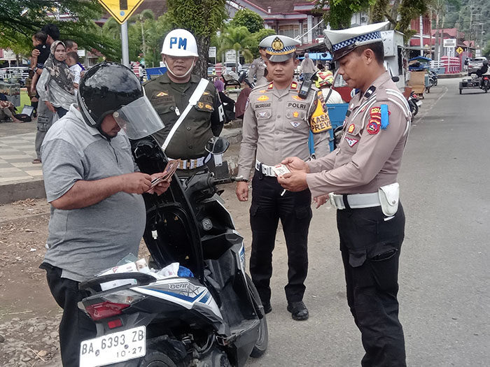 R2 Tidak Dilengkapi Kelengkapan Berkendara Ditilang 1 TILANG— Plt Kasat Lantas Polres Pessel Iptu AW. Siregar, bersama pihak POM TNI. dan KBO Sat Lantas Polres Pessel, melakukan Operasi Patuh Singgalang 2025, kemarin.