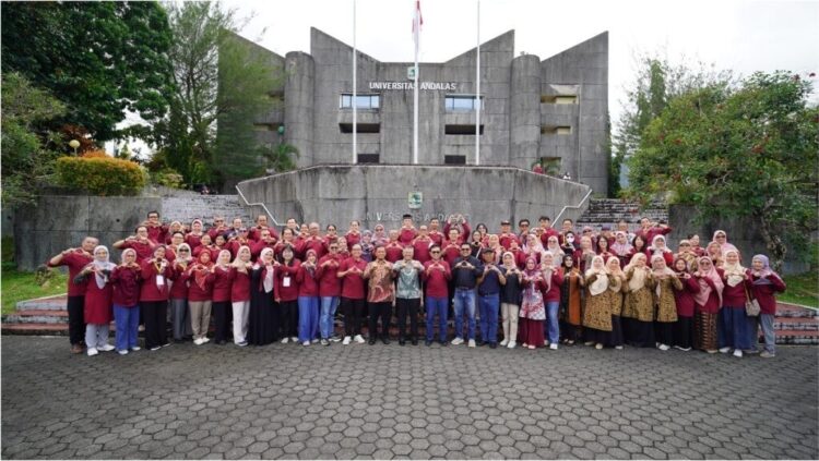 Unand Sukses Gelar Muktamar AIPKI 2025 1 PENUTUPAN MUKTAMAR— Peserta Muktamar AIPKI mengikuti kegiatan city tour dan sarapan bersama yang digelar di helipad Universitas Andalas, Minggu pagi (29/6).