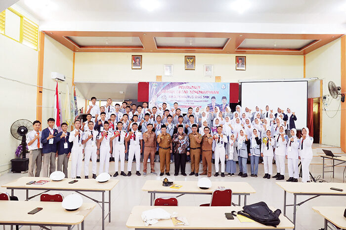 Motivasi Pengurus OSIS SMK se-Kota Pariaman dan Padang Pariaman, Ketua DPRD Sumbar Dorong Generasi Muda Bekali Diri dengan Kecakapan Bahasa Asing 1 PELATIHAN— Ketua DPRD Sumbar, Muhidi bersama pengurus OSIS SMK se-Kota Pariaman dan Padang Pariaman yang mengikuti Latihan Dasar Kepemimpinan (LDK), Senin (21/7).