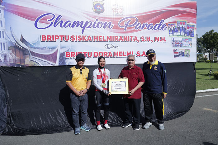 DPRD Sumbar Apresiasi Dua Polwan Peraih Emas di Kancah Internasional, Muhidi: Ini Patut Dijadikan Contoh dan Inspirasi 1 SERAHKAN HADIAH— Ketua DPRD Sumbar, Muhidi menyerahkan hadiah dari lembaga DPRD Sumbar kepada dua Polwan yang meraih medali emas pada ajang World Police and Fire Games 2025.