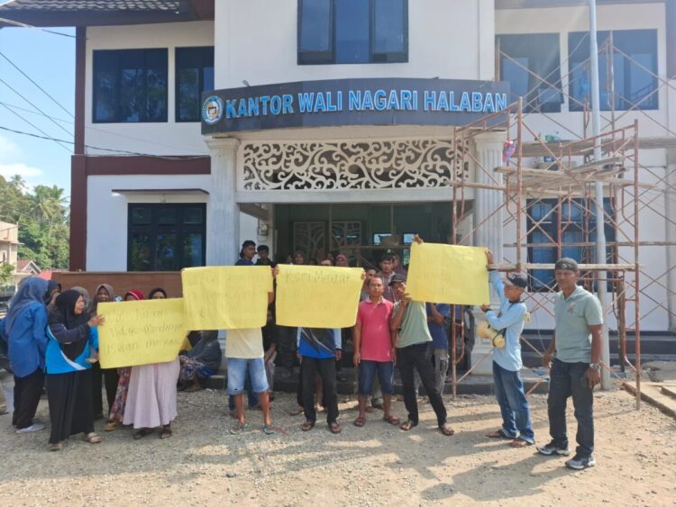 Kantor KAN Disegel, Kantor Wali Nagari Didemo Dipicu Persoalan Tambang dan Pemilihan Kepala Jorong 1 SEGEL— Warga melakukan penyegelan pada Kantor KAN Halaban dan melakukan aksi demo di Kantor Wali Nagari Halaban.