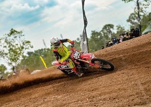 Duet Arsenio dan CRF250R, Bidik Podium di Putaran Ketiga Kejurnas Motocross 1 BIDIK PODIUM— Pebalap muda AHRTx Arsenio Algifari, kembali bersiap menorehkan prestasi pada seri ketiga Kejurnas Motocross Indonesia 2025 kelas MX2.