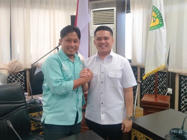 Muhammad Iqra Chissa Putra Dukung Hamdanus Pimpin KONI Sumbar 1 SALAM KOMANDO— Muhammad Iqra Chissa Putra (kanan) dan Hamdanus salam komando disela-sela Musprov PASI Sumbar, Ahan (27/7/2025). Iqra mendukung Hamdanus aebagai calon Ketua Umum KONI Sumbar.