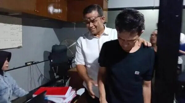 Hanya Gegara Disindir Mencuri, Monok Pukul Istri dengan Palu Besi hingga Kritis, Pelaku Akui Ambil Uang dan Perhiasan Keluarga Korban 1 KDRT— Pelaku KDRT yang menganiaya istrinya hingga kritis sudah diamankan di Mapolres Payakumbuh.