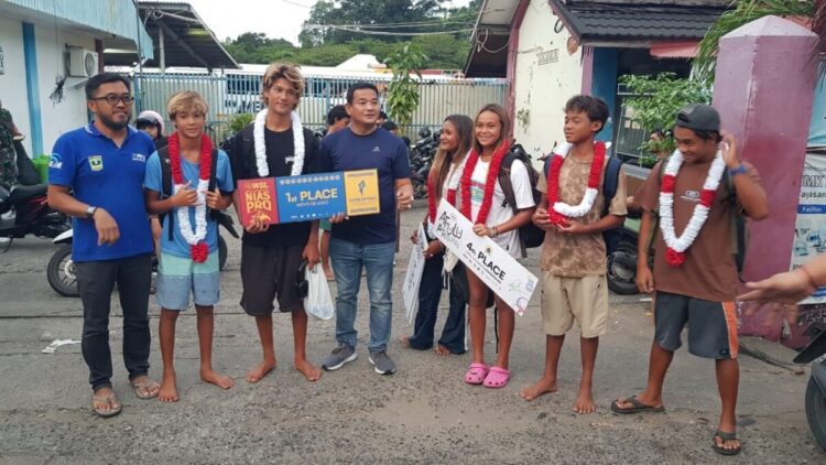 Dylan Wilcoxen Juara Dunia Selancar Ombak, Tommy Irawan: Itu Kebanggaan Sumbar, Kebanggaan Indonesia 1 SAMBUT JUARA— Tommy Irawan, saat menyambut Juara Dunia dari ajang turnamen World Surfing League (WSL) bertajuk Nias Pro QS 6000 kategori Mens Shortboard, Dylan Wilcoxen, di Pelabuhan Muaro, Padang, Sabtu (5/7).