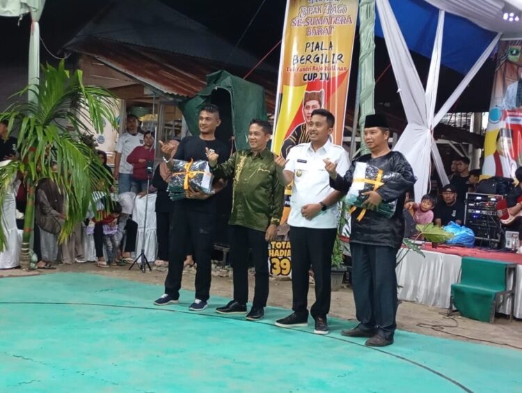 SEPAK RAGO— Wakil Gubernur Sumbar, Vasco Ruseimy bersama Wakil Ketua DPRD Sumbar, Evi Yandri Rajo Budiman saat membuka Festival Sepak Rago Evi Yandri Rajo Budiman Cup IV.
