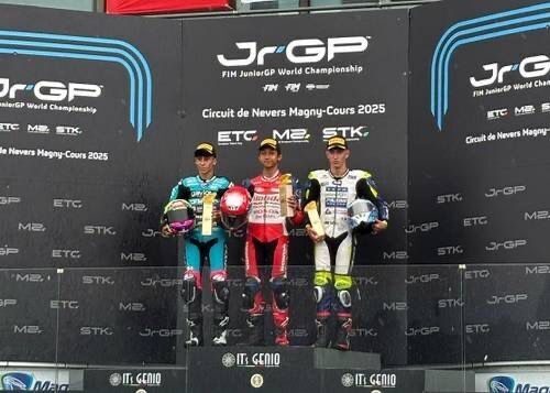Kembali Cetak Sejarah, Pebalap Binaan Astra Honda Juara di ETC Prancis 1 NAIK PODIUM— M Kiandra Ramadhipa, pebalap binaan PT AHM berhasil naik podium pada gelaran FIM JuniorGP World Championship di sirkuit Magny-Cours, Prancis.