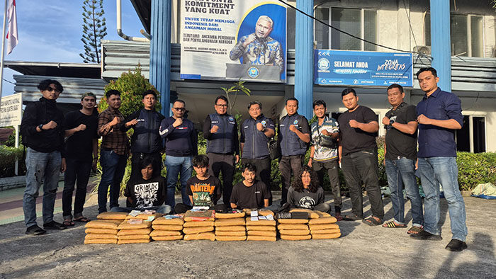 4 Kurir Selundupkan 100 Kg Ganja dari Sumut ke Sumbar, Dibawa Pakai Mobil Pikap dan Minibus 1 100 KG GANJA— BNNP Sumbar menangkap empat kurir yang membawa 100 Kg ganja.