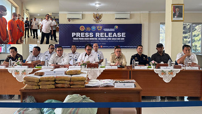 2 Kg Sabu dan 108 Kg Ganja Gagal Beredar, BNNP Sumbar Tangkap 6 Tersangka 1 NARKOBA— BNNP Sumbar menangkap enam orang yang terlibat penyelundupan 2 Kg sabu dan
108 Kg ganja.