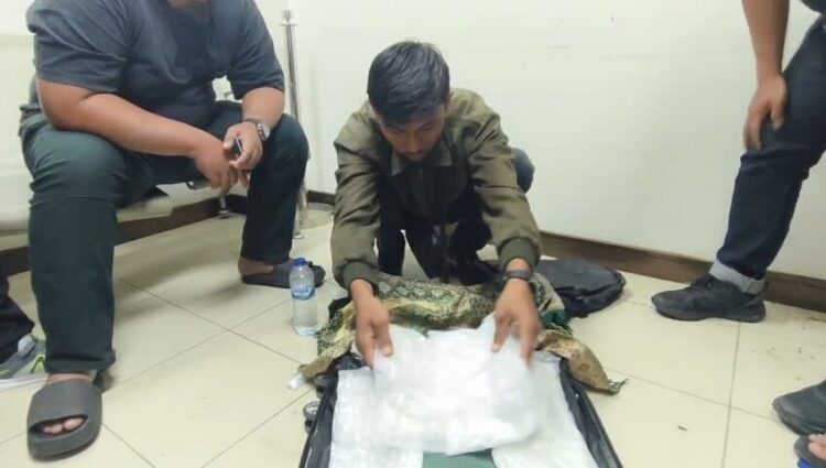 Chek In di BIM, Penumpang asal Aceh Kedapatan Bawa 2 Kg Sabu Hendak Dibawa ke NTB, Disembunyikan di Koper 1 SABU— Tim BNNP Sumbar menangkap penumpang berinisial AS (26) asal Aceh gegara memabwa sabu 2 Kg dalam kopernya di BIM.