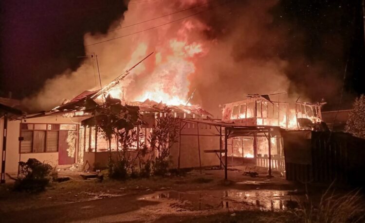 Api Berkobar di Parak Gadang, Hanguskan 4 Rumah dan 1 Unit Mobil, 53 Jiwa Mengungsi, Kerugian Rp 1 Miliar 1 KEBAKARAN— Kondisi empat rumah yang mengalami kebakaran di Jalan Parak Gadang, Kelurahan Ganting Parak Gadang, Kecamatan Padang Timur.