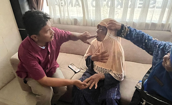 Perampokan Brutal, Nenek 84 Tahun Dianiaya saat Ingin Shalat Tahajud, Dibekap, Diinjak dan Dibenamkan ke Kasur, Perhiasan Emas dan Uang Tunai Raib 1 PERAMPOKAN— Nenek Guslina (84) mengalami sejumlah luka memar dan bengkak pada beberapa bagian tubuhnya akibat dianiaya perampok yang masuk ke rumahya di Blok F No 9 Perumdam, Kelurahan Bungo Pasang, Kecamatan Koto Tangah.