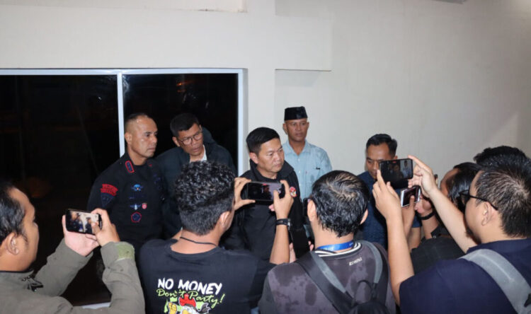 Aksi Perusakan Rumah Doa GKSI Anugerah Padang, 9 Orang Terduga Pelaku Diamankan, Wakapolda: Siapa yang Berbuat Harus Bertanggung Jawab 1 KERUSUHAN— Wakapolda Sumbar, Brigjen Pol Solihin meninjau lokasi kerusuhan pembubaran aktivitas jemaat
GKSI Anugerah Padang di Kelurahan Padang Sarai, Kecamatan Kota Tangah, Padang.