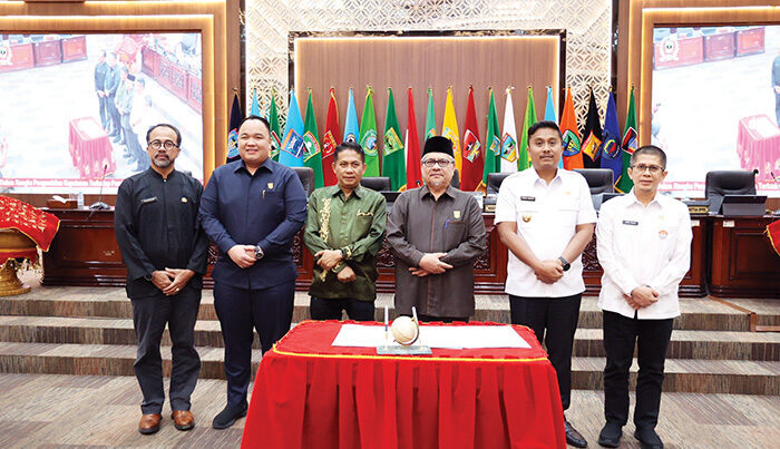 DPRD Sumbar Tetapkan Perda RPJMD 2025-2029 dan Pertanggungjawaban APBD 2024 1 PENANDATANGANANAN—Ketua DPRD Sumbar, Muhidi didampingi Wakil Ketua Evi Yandri, Nanda Satria, Wagub Sumbar Vasco Ruseimy serta Plt Sekretaris DPRD Maifrizon, usai penandatanganan kesepakatan bersama Ranperda RPJMD dan Ranperta Pertanggungjawaban APBD 2024.