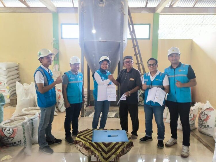 PLN Hadirkan Listrik untuk Rakyat, Usaha Terkotekras Kini Makin Efisien 1 KERJA SAMA—PLN UP3 Padang, PLN Electricity Services Area Layanan Padang, dan penggilingan jagung Terkotekras melaksanakan penandatanganan kerja sama.
