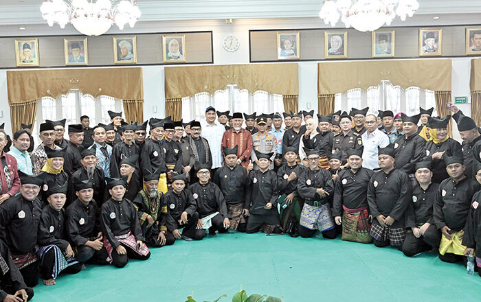 Vasko Ruseiy Dilantik jadi Ketua IPSI Sumbar, Menpora: Potensi Silat di Sumbar Sangat Besar 1 KETUA IPSI SUMBAR— Ketua IPSI Sumbar Vasko Ruseimy St. Nagari Sati berfoto bersama dengan Menpora Dito Ariotedjo, Wakil Ketua Umum PB IPSI, Dr. Djayeng Tirto Soedarsono, Gubernur Sumbar Mahyeldi Ansharullah dan lainnya, usai dilantik sebagai Ketua IPSI Sumbar masa bhakti 2025-2029, Kamis (3/7) di Auditorium Gubernuran.