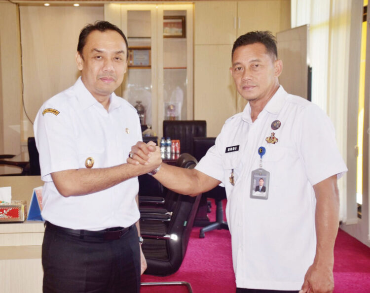 SILATURAHMI— Wakil Bupati Agam, Muhammad Iqbal SE MCom menerima kunjungan silaturahmi Kepala Lembaga Pemasyarakatan (Lapas) Kelas IIB Lubuk Basung, Budi Suharto, di ruang kerjanya, Rabu (23/7).