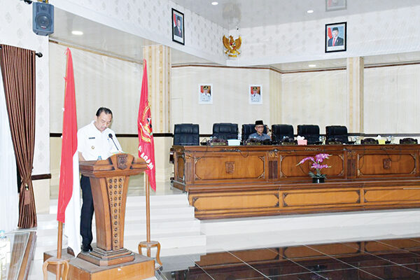 Pemkab Agam Jawab PandanganFraksi DPRD Soal RPJMD 2025–2029 1 SAMPAIKAN NOTA JAWABAN— Wakil Bupati Agam, Muhammad Iqbal, sampaikan nota jawaban Bupati Agam terhadap pandangan umum fraksi-fraksi DPRD Agam atas Ranperda tentang RPJMD Kabupaten Agam Tahun
2025–2029.