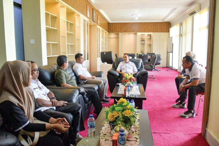 Agam Tuan Rumah Kejuaraan Sepak Takraw se-Sumatera 2025 1 AUDIENSI— Wakil Bupati Agam, H. Muhammad Iqbal, SE, M.Com, menerima audiensi dari Panitia Kejuaraan Sepak Takraw se-Sumatera Tahun 2025, Rabu (23/7) di Ruang Kerja Wakil Bupati Agam.