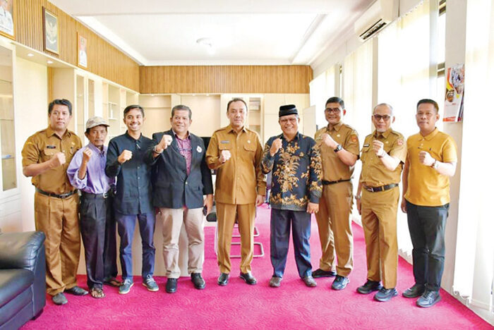 Investor dari Batam Lirik Potensi Agam, Wabup Iqbal Sambut Rencana Investasi Saciba Jaya Abadi 1 AUDIENSI— Wakil Bupati Agam, Muhammad Iqbal, menerima audiensi perwakilan Perusahaan Saciba Jaya Abadi, sebuah perusahaan nasional yang berbasis di Batam, di Ruang Kerja Wakil Bupati Agam, Selasa (08/7).